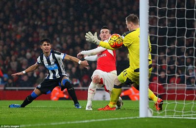 Laurent Koscielny (áo đỏ) trong pha dứt điểm hạ thủ môn Robert Elliot của Newcastle (Ảnh: Getty Images)