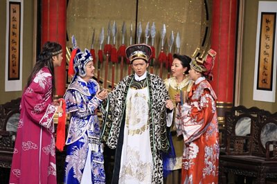 Vũ Hà (thứ hai từ trái sang) và các khách mời tham gia thử thách cùng giám khảo Hoài Linh. 