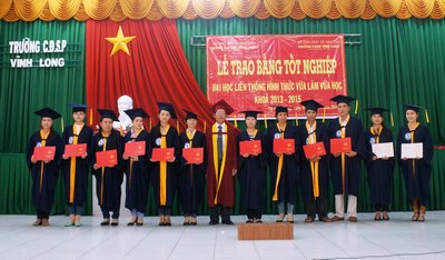 Phó Hiệu Trưởng Trường Đại học Đồng Tháp- Võ Thanh Tùng trao bằng tốt nghiệp cho các tân cử nhân ngành sư  phạm Mỹ thuật.