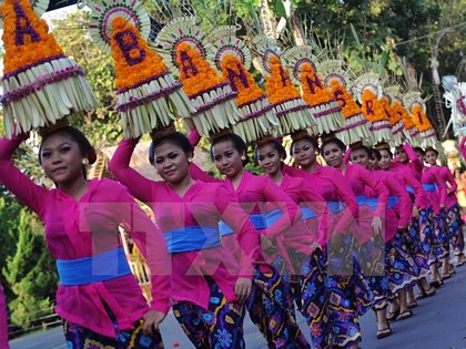 Người dân Bali trong cuộc diễu hành tại liên hoan nghệ thuật Bali. (Nguồn: AFP/TTXVN)