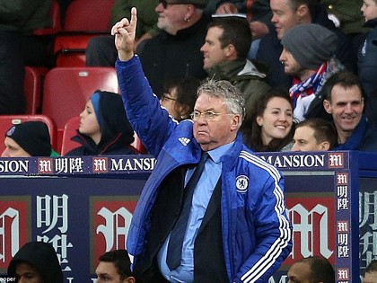 HLV Guus Hiddink có chiến thắng đầu tay. (Nguồn: DM)