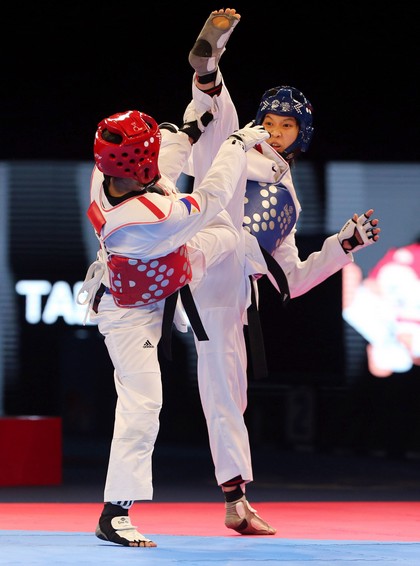 Võ sĩ trẻ Trương Thị Kim Tuyền (Vĩnh Long, phải) trong trận chung kết SEA Games 2015.  Ảnh: DƯƠNG THU