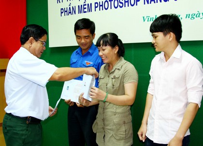 Ông Hứa Văn Chiến- Chủ tịch Hội Văn học nghệ thuật tỉnh trao giấy khen cho các tác giả đạt giải.