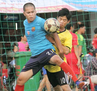 COC Café (áo sậm) trong trận thua ngược trước Võ Minh FC 1- 2.