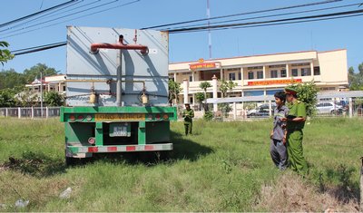 Công an TX Bình Minh đang làm rõ để xử lý theo quy định vụ chiếc xe chở khí amoniac bị rò rỉ.