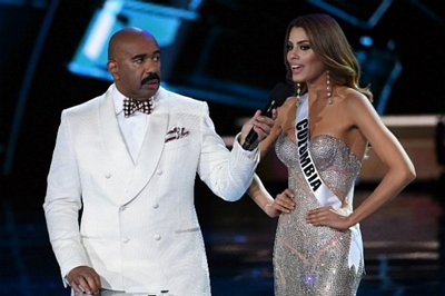 MC Steve Harvey và hoa hậu Colombia Ariadna Gutierrez. (Nguồn: Getty Images)  Người dẫn chương trình đêm chung kết Hoa hậu Hoàn vũ 2015 Steve Harvey đã chính thức lên tiếng về sự cố trao nhầm vương miện sau thời gian dài im lặng.