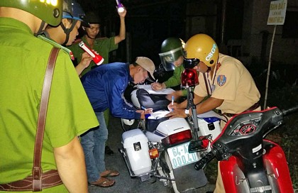 Công an Long Hồ tuần tra vũ trang ban đêm.