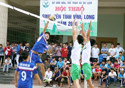Trận đấu bóng chuyền nam Trường ĐH Cửu Long (áo trắng) trong trận gặp Trường ĐH Sư phạm Kỹ thuật.