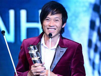 Hoài Linh là nghệ sĩ hải ngoại đầu tiên được trao tặng danh hiệu NSƯT. (Ảnh: laodong.com.vn)