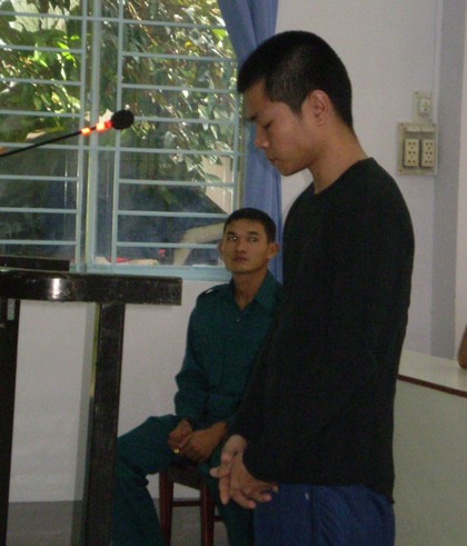Bác sĩ Tan Jee Lim chụp ảnh lưu niệm với cầu thủ Anh Khoa tại Singapore trong đợt tái khám vào cuối tuần qua. Bác sĩ Tan Jee Lim chụp ảnh lưu niệm với cầu thủ Anh Khoa tại Singapore trong đợt tái khám vào cuối tuần qua.