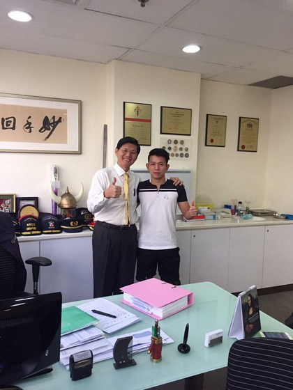 Bác sĩ Tan Jee Lim chụp ảnh lưu niệm với cầu thủ Anh Khoa tại Singapore trong đợt tái khám vào cuối tuần qua.