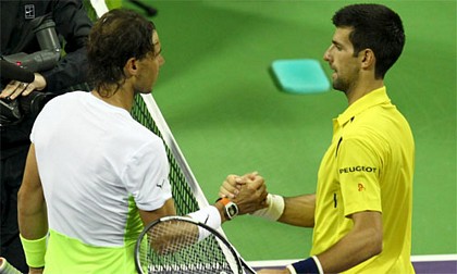 Djokovic (phải) thắng áp đảo Nadal trong trận chung kết Qatar Open. Ảnh: Reuters.