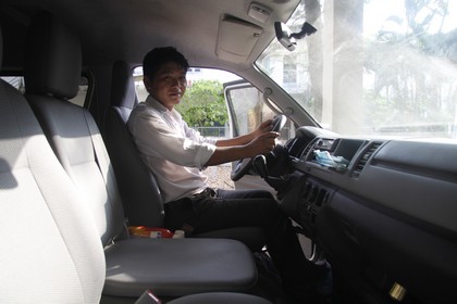 Bình chữa cháy để nơi thuận tiện trong xe, không cản trở tài xế, phù hợp thẩm mỹ.