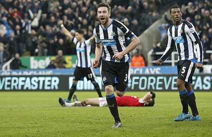 Dummett ghi bàn quyết định giữ lại một điểm cho Newcastle. Ảnh: Reuters.