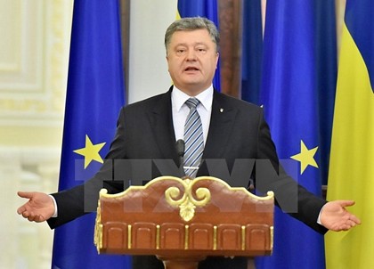 Tổng thống Ukraine Petro Poroshenko phát biểu trong một cuộc họp báo ở thủ đô Kiev. (Ảnh: AFP/TTXVN)