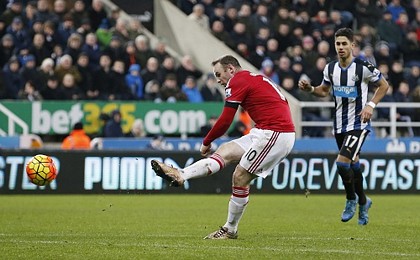 Pha dứt điểm đẳng cấp của Rooney nâng tỷ số lên 3-2. Ảnh: Reuters.