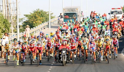 Đoàn đua rời TP Rạch Giá, xuất phát chặng 3 đi TP Cà Mau.