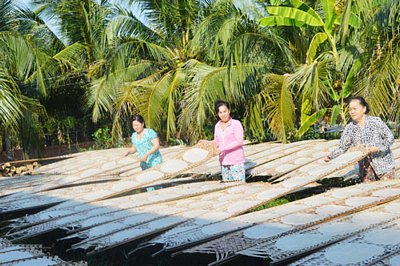 Khâu phơi bánh tráng.