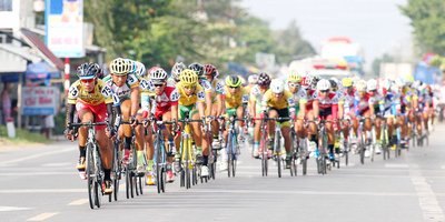 Tốc độ của các tay đua chặng 4 từ TP Cà Mau đi TP Cần Thơ luôn đưa lên rất cao.