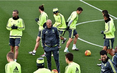 HLV Zinedine Zidane vừa nhậm chức ở Bernabeu đã gặp sóng gió. Ảnh: AFP.