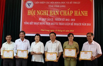 Dịp này, Liên hiệp hội tặng giấy khen cho 12 đơn vị và 5 cá nhân xuất sắc. 