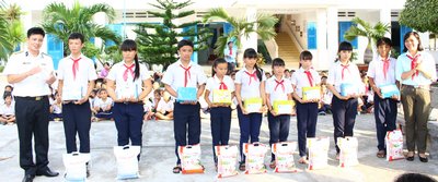 Trao học bổng cho học sinh nghèo Trường Tiểu học Ninh Vân 