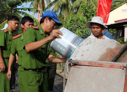 Đoàn viên thanh niên Công an, Quân sự thực hiện đoạn đường đầu tiên.