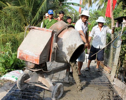 Người dân địa phương cùng đoàn viên thanh niên thực hiện công trình.