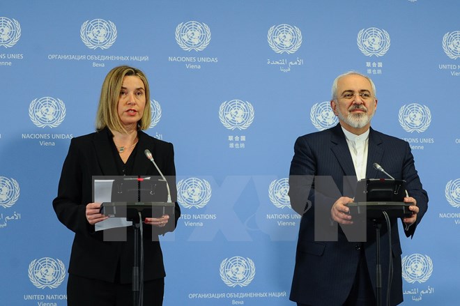 Cao ủy EU phụ trách chính sách an ninh và đối ngoại Federica Mogherini (trái) và Ngoại trưởng Iran Javad Zarif tại lễ công bố thỏa thuận JCPOA chính thức được thực thi. (Nguồn: THX/TTXVN)