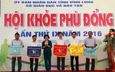 Phó Chủ tịch HĐND tỉnh- Huỳnh Kim Nguyên trao cờ cho các đơn vị đạt thành xuất sắc trong hội thi.