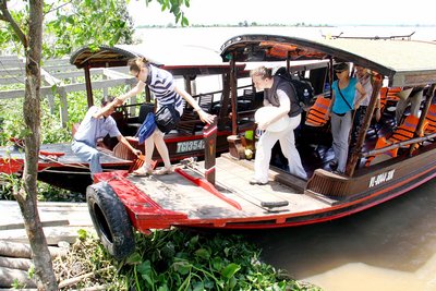 Du khách đến với Vĩnh Long. Ảnh: DƯƠNG THU