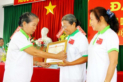 Bà Ngô Thị Hồng Lạc- Chủ tịch Liên đoàn Thể dục tỉnh trao bằng khen của UBND tỉnh cho 3 cá nhân có thành tích xuất sắc.