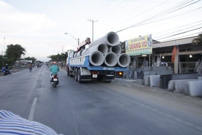 Vượt khi cảm thấy chắc chắn an toàn. Ảnh: HÙNG HẬU