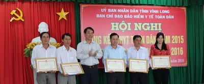 Ông Lữ Quang Ngời trao bằng khen cho 12 tập thể và cá nhân.