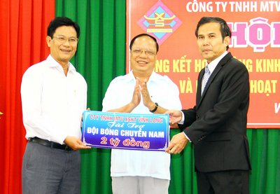 Giám đốc Công ty TNHH 1TV Xổ số kiến thiết Vĩnh Long Thiệu Ngọc Tâm traoo bảng tượng trưng tiền tài trợ cho ông Lê Thanh Tuấn- Giám đốc Sở VH, TT và DL tỉnh (trái).