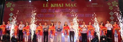 Đại biểu cắt băng khai mạc