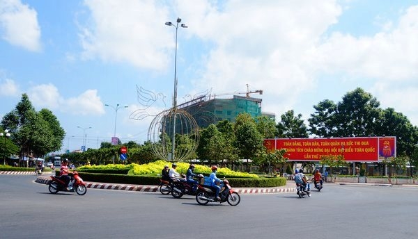 Panô, khẩu hiệu chào mừng được đặt trên nhiều tuyến đường chính của thành phố