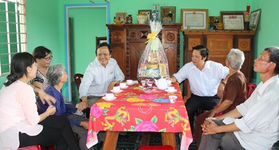 Thăm hỏi và chúc tết mẹ Nguyễn Thị Bông. 