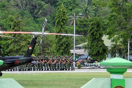 Binh sĩ Indonesia đến Poso, Trung Sulawesi, ngày 24-1, tăng cường chiến dịch săn lùng trùm khủng bố Santoso. Ảnh: The Jakarta Post