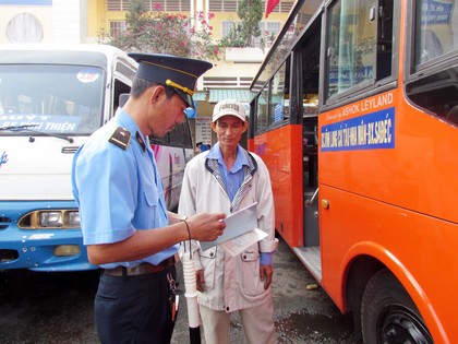 Thanh tra ngành giao thông vận tải kiểm tra tại bến xe TP Vĩnh Long.