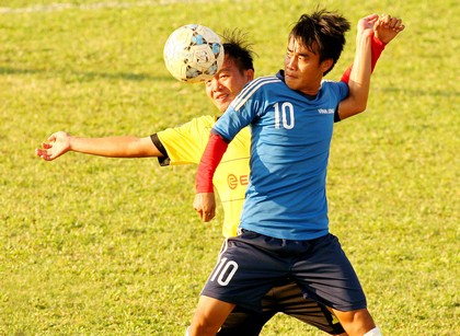 Pha tranh bóng giữa đội Vĩnh Long (phải)- Cà Mau.