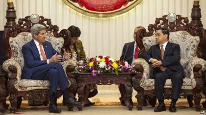 Ông John Kerry đã có cuộc gặp với Thủ tướng Lào Thongsing Thammavong. (Ảnh: AP)