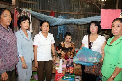 Hội và các nhà hảo tâm trao quà cho bệnh nhân nghèo ở xã Tân Hòa.