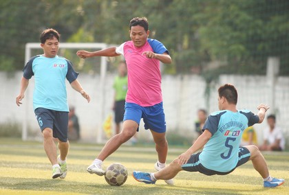 Hoàng Tuấn (Lão Tướng, giữa) đang dẫn đầu danh sách cầu thủ “dội bom” với 27 bàn.