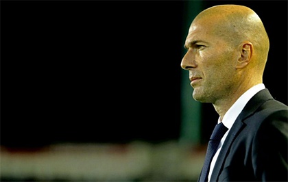 Vẻ đăm chiêu của Zidane khi không thể giải quyết đối thủ khó chịu Betis. Ảnh: Reuters