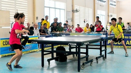 Các trận đấu tại Giải Bóng bàn các CLB TP Vĩnh Long mở rộng 2015 diễn ra sôi động.