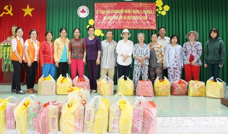 Đại diện Quỹ phúc lợi xã hội Eden và chính quyền địa phương trao quà tết cho hộ nghèo. 