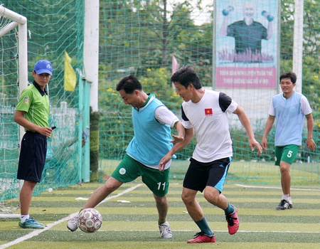 Pha tranh bóng giữa CA Trại giam (áo sậm) trong trận chung kết thắng Thanh Đức 2- 1.