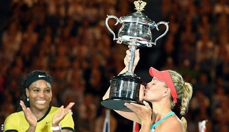 Angelique Kerber nâng chiếc cúp vô địch Australian Open. (Nguồn: EPA)