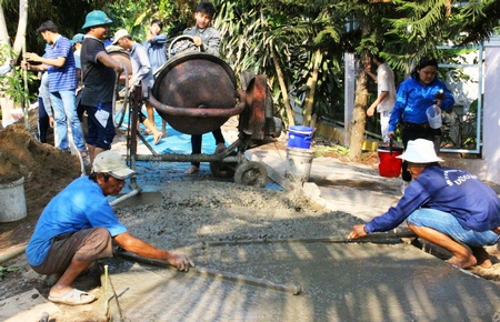 Người dân địa phương cùng chung sức làm đường đan để kịp qua lai trong dịp tết